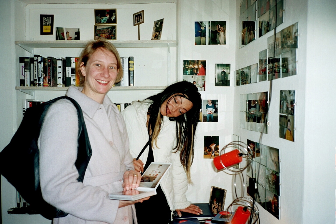 message salon Fotoalben 2001–2004 von Esther Eppstein, zur Ansicht im message salon shop und videoclub, Rigiplatz, Zürich