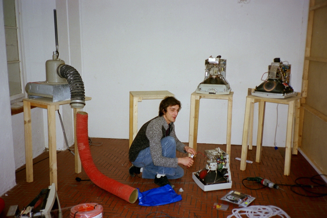 PAC "plus 100 Artists Group Exhibition", Horia Cosmin Samoila "Lifters", set up, message salon Rigiplatz, Zurich
