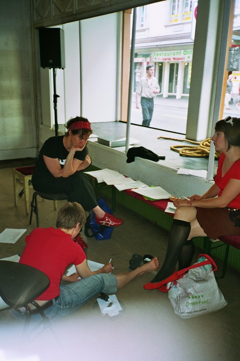 "Perla-Mai" Festival. "Tittanic Goes Züri", Vorbereitungen mit Sandra Künzi, Urike Ulrich, Susi Stühlinger, message salon, Perla-Mode, Zürich