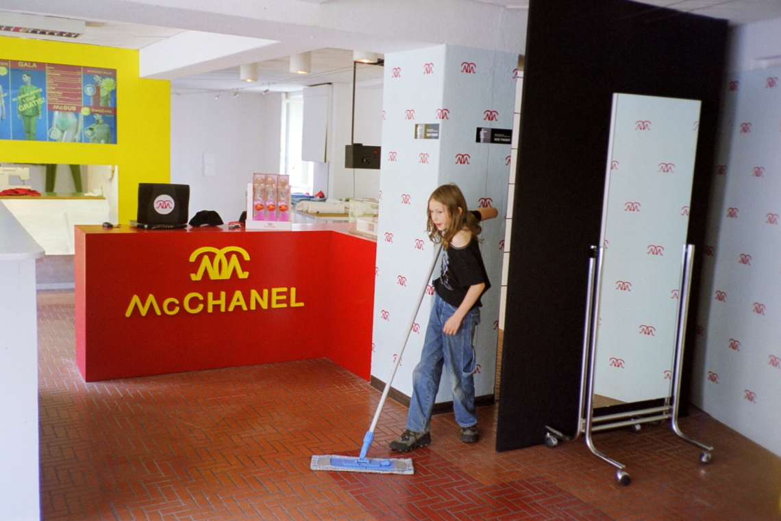 Letzte Vorbereitungen vor der Ladeneröffnung, McChanel Fast Fashion, message salon Rigiplatz, Zürich