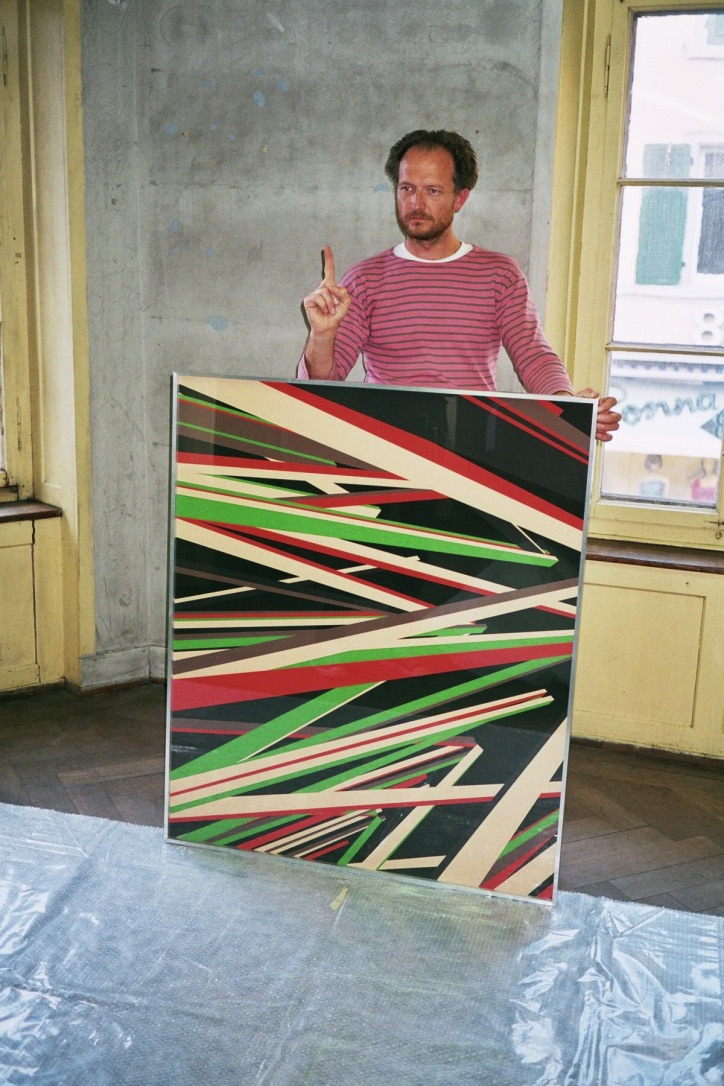 "Oliver Ross und Kerim Seiler stellen aus", Kerim Seiler beim Aufbau der Ausstellung, message salon, Perla-Mode, Zürich