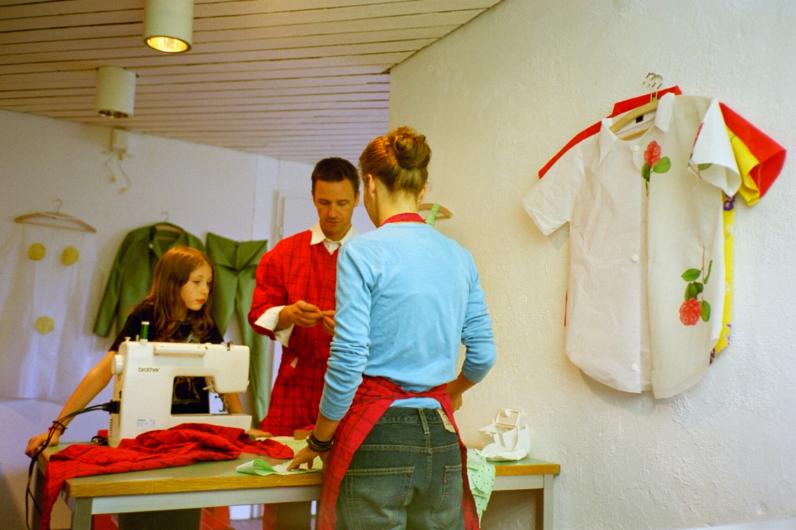 Letzte Vorbereitungen vor der Ladeneröffnung, McChanel Fast Fashion, message salon Rigiplatz, Zürich