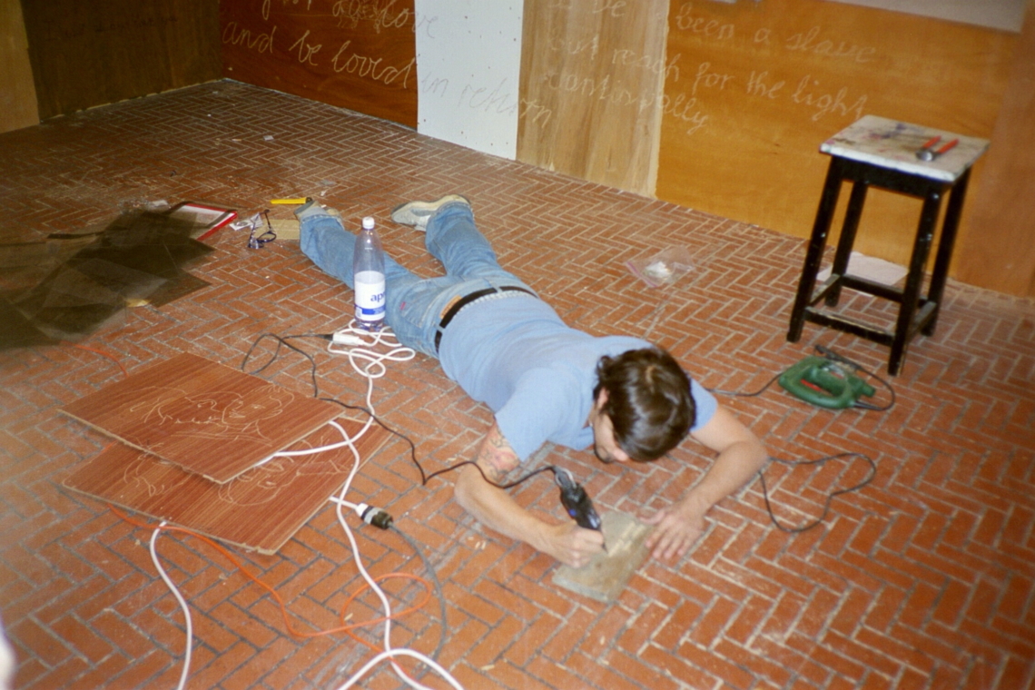 Jean-Claude Freymond-Guth "The lovers will rise up!", Gravierung ins Holz und Aufbau der Ausstellung, message salon Rigiplatz, Zürich