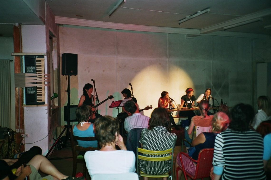 "Perla-Mai" Festival. "Tittanic Goes Züri"-Show,  message salon, Perla-Mode, Zürich