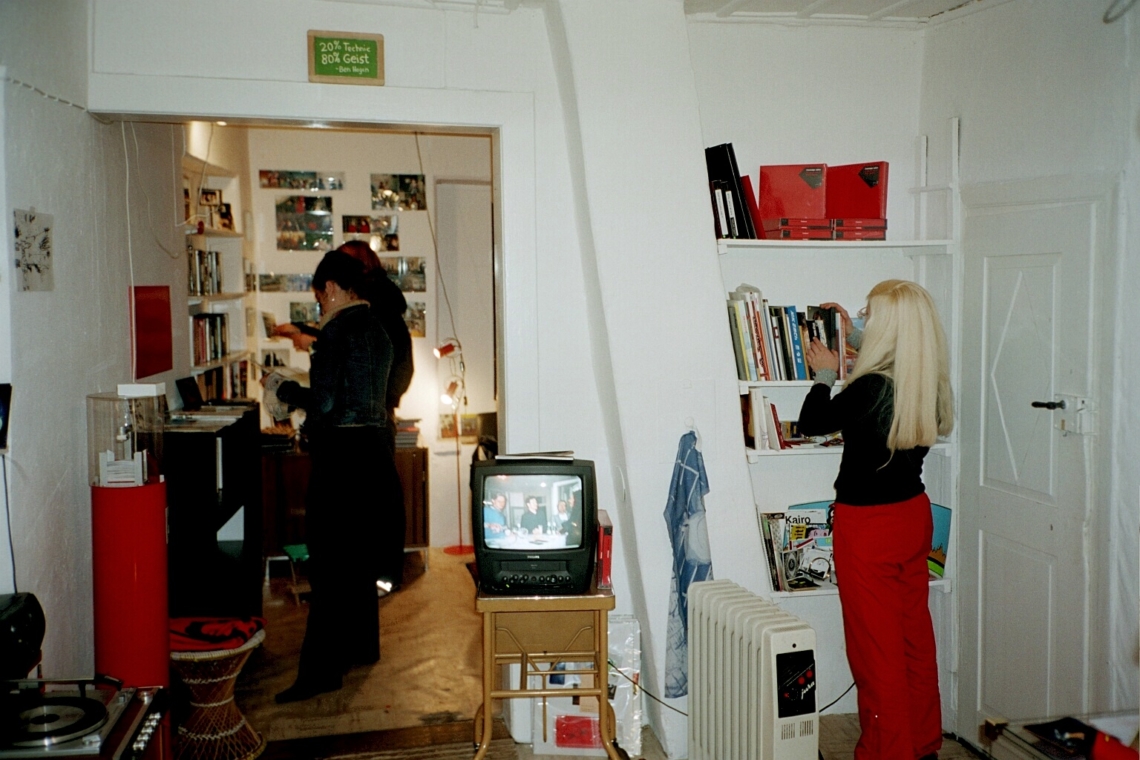 Die Publikation "message salon Ankerstrasse 6"  (in rotem Karton) gestaltet von Alexis Saile, VHS-Video auf TV, von Esther Eppstein, im message salon shop, Rigiplatz, Zürich