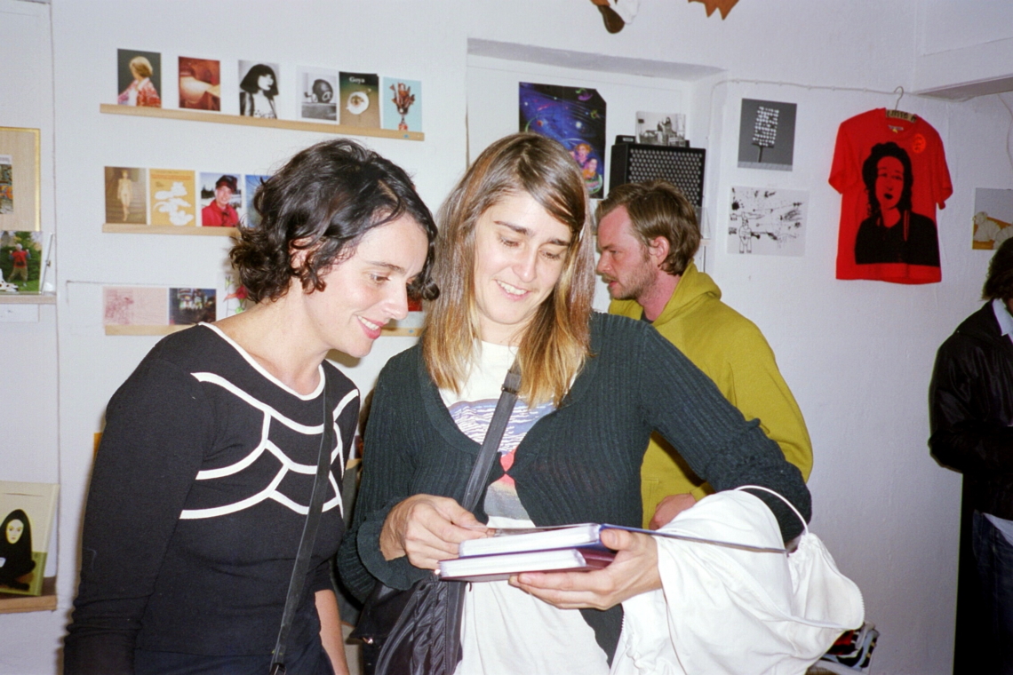 message salon Fotoalben 2001–2004 von Esther Eppstein, zur Ansicht im message salon shop und videoclub, Rigiplatz, Zürich