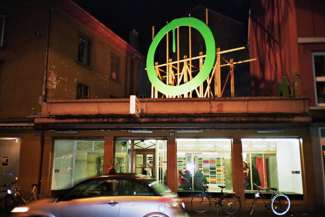 Kerim Seiler "Clones International: Stop 2 – Europe (Langstrasse) 2007", message salon, Terrasse Perla-Mode, Zürich
