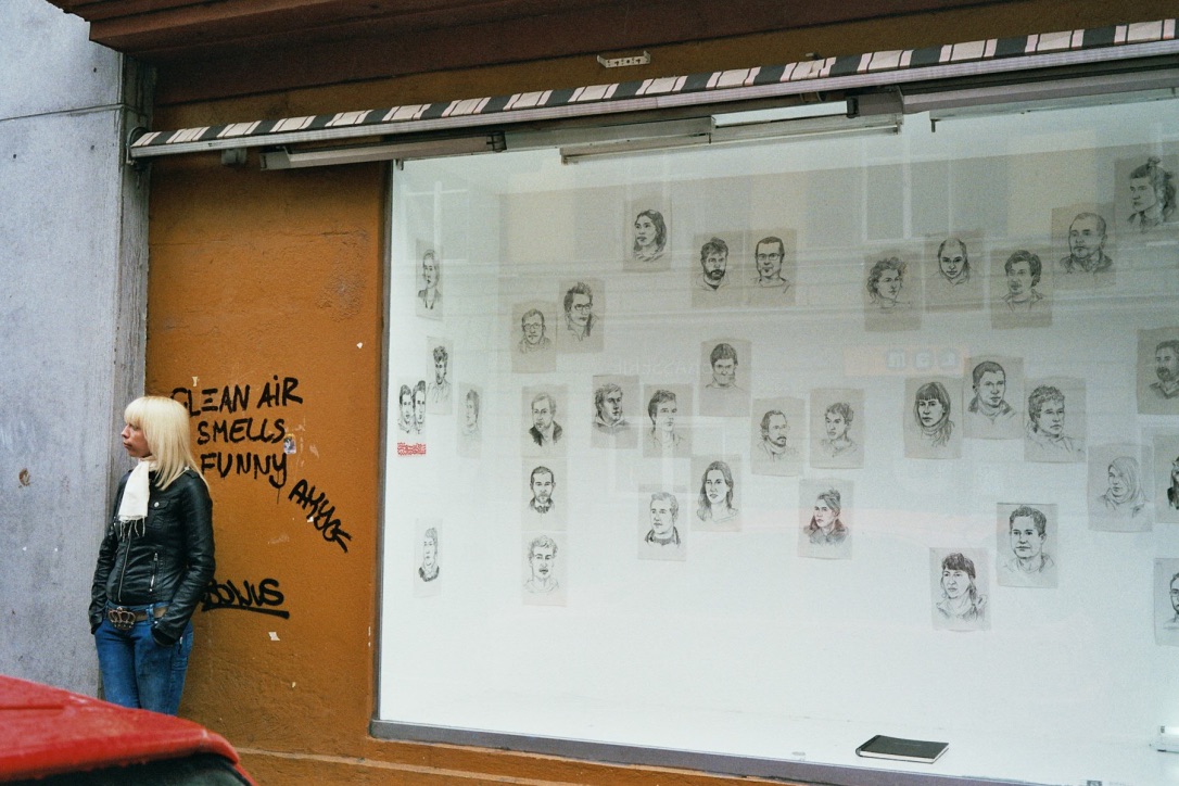 Navid Tschopp "Facebook", message salon, shop window Brauerstrasse, Perla-Mode, Zurich