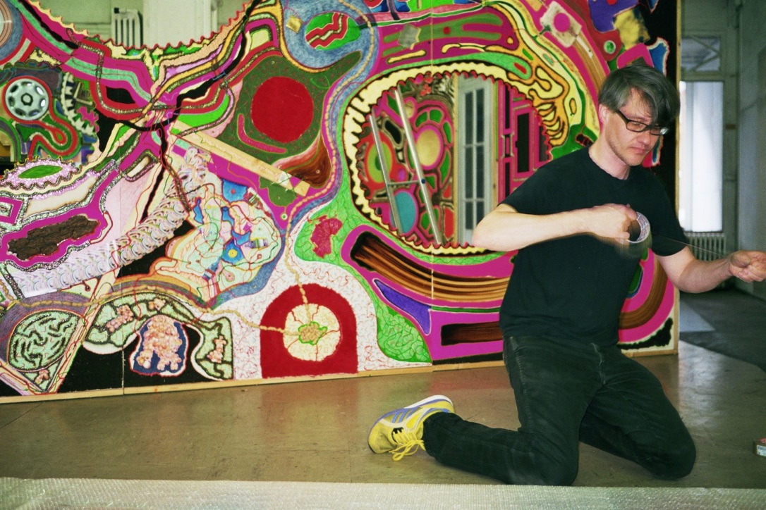 "Oliver Ross und Kerim Seiler stellen aus", Oliver Ross beim Aufbau der Ausstellung, message salon, Perla-Mode, Zürich