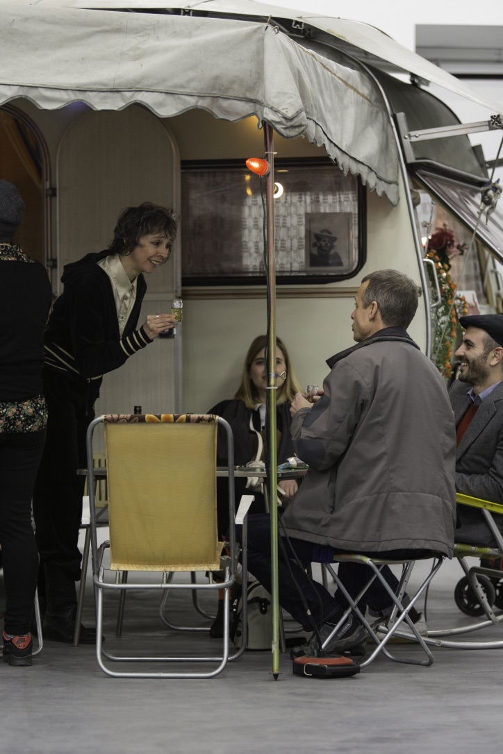 Esther Eppstein, message salon Wohnwagen (1998-2000), Vernissage im Migros Museum, Zürich, Foto Nicolas Duc