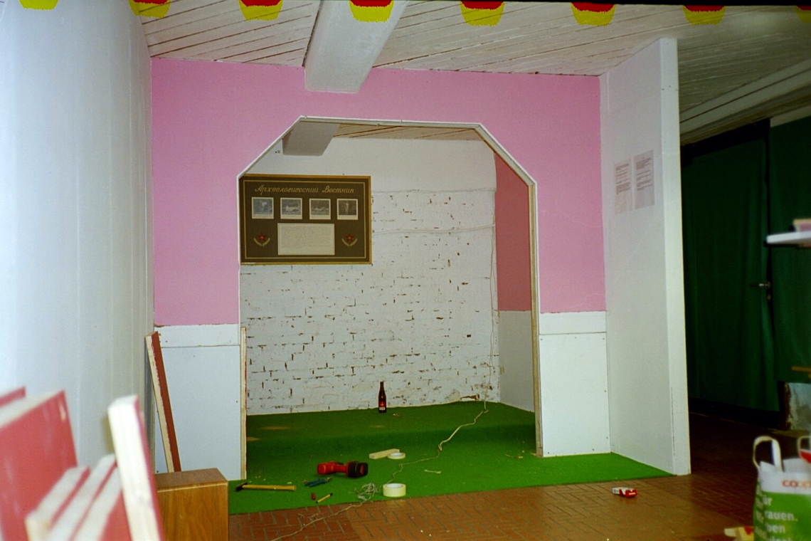 David Chieppo und Sergei Nikokoshev, Aufbau der Ausstellung "Transitional Report",  message salon Rigiplatz, Zürich
