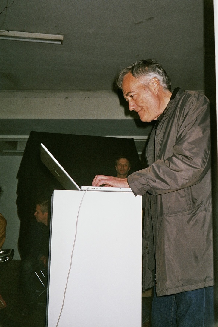  Stephan Wittwer plays computer, Perla-Mode, Zurich