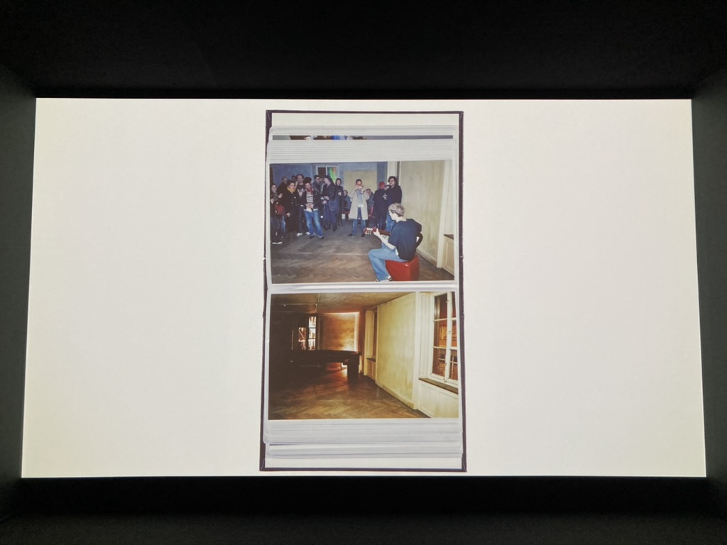 Esther Eppstein "Perla-Mode-Album, message salon 2006–2013, 300 Minuten, kein Ton, 2016" Videoprojektion, Kunsthaus Zürich, Zürich
