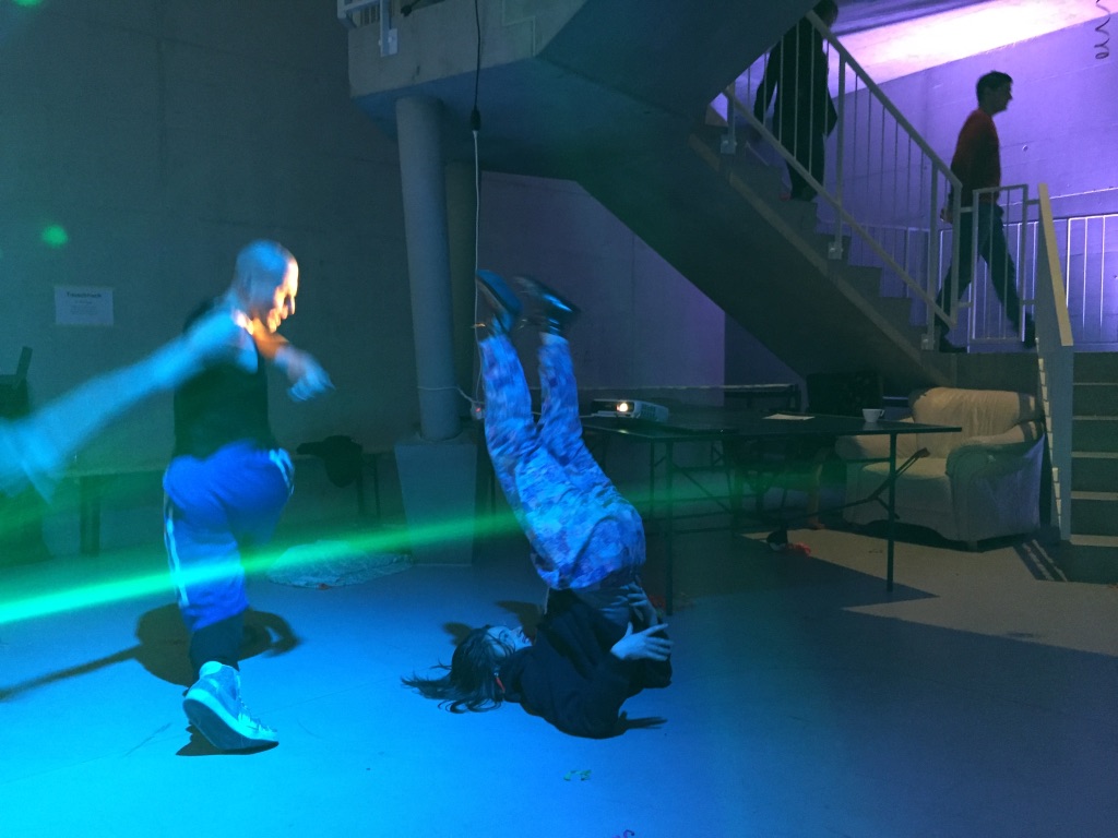 Rafał Pierzyński, performance in the stairwell with Aga Pędziwiatr, message salon embassy Zurich Nord