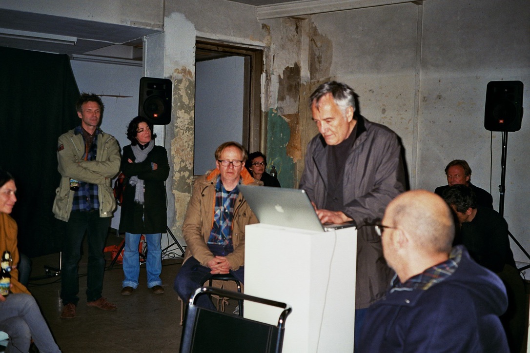  Stephan Wittwer plays computer, Perla-Mode, Zurich
