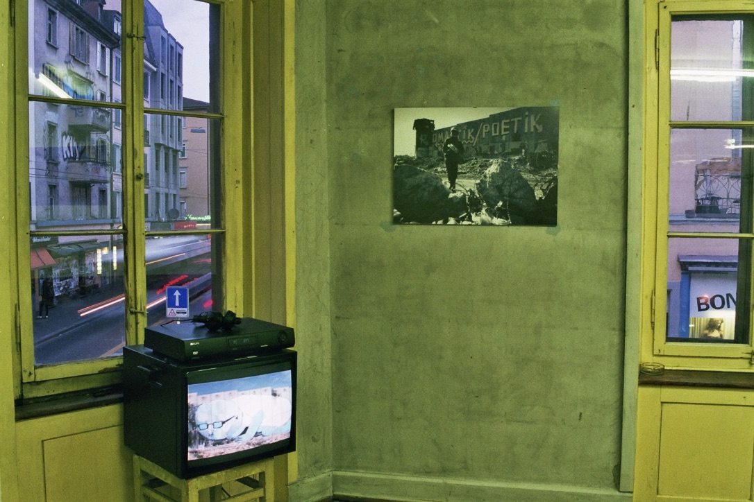 Veli & Amos, Live in Galleries, "The Wall", message salon, Perla-Mode, Zurich