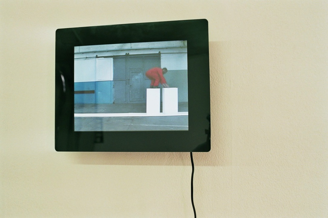 Marco Schuler "Mammon und Divan", video "walk the line" 2009, message salon, Perla-Mode, Zurich