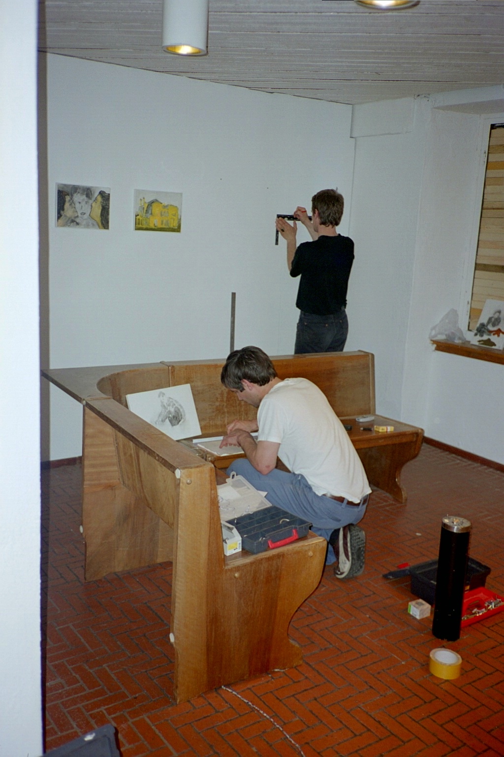 David Chieppo und Sergei Nikokoshev, Aufbau der Ausstellung "Transitional Report",  message salon Rigiplatz, Zürich