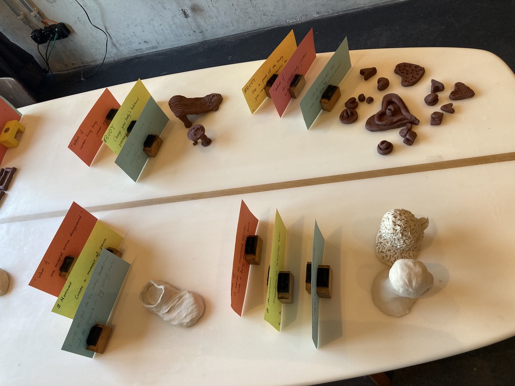 Xinyi Fox Hu, Ergebnis des Keramik-Workshops „Inventing Ritual Objects”, Artist in Hotel Residence 2026, 25hours Hotel Langstrasse, Zürich 