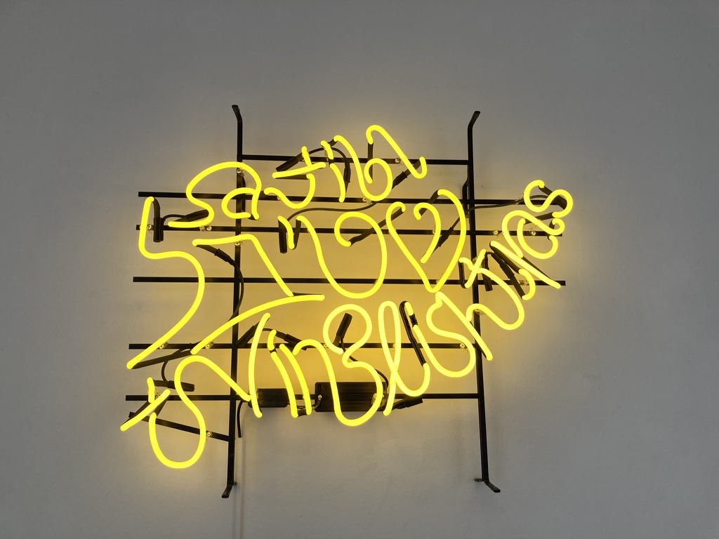Esther Eppstein "Schtibl Tsvinglishtras", Neon aus Muranoglas, Novial Gold, 2026. Kupper Modern, Zürich
