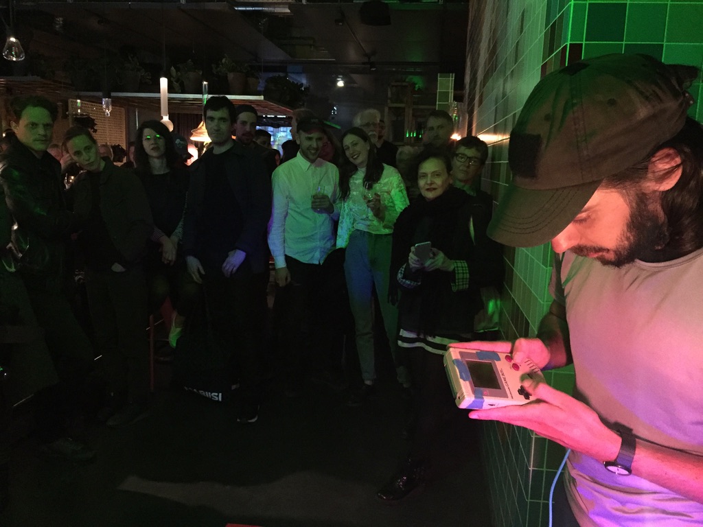 Lukatoyboy, live mit Game Boy, message salon embassy Hotel, Zürich