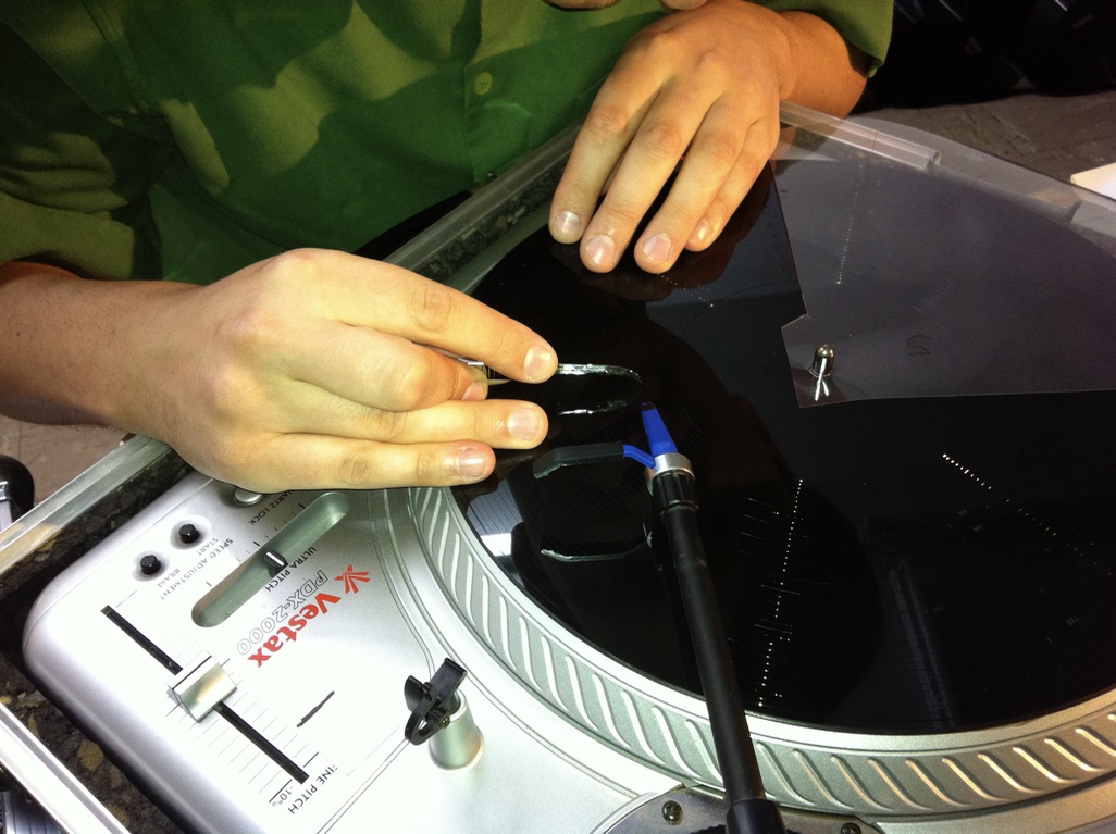 Martin Lorenz cuts compositions into vinyl, Perla-Mode, Zurich