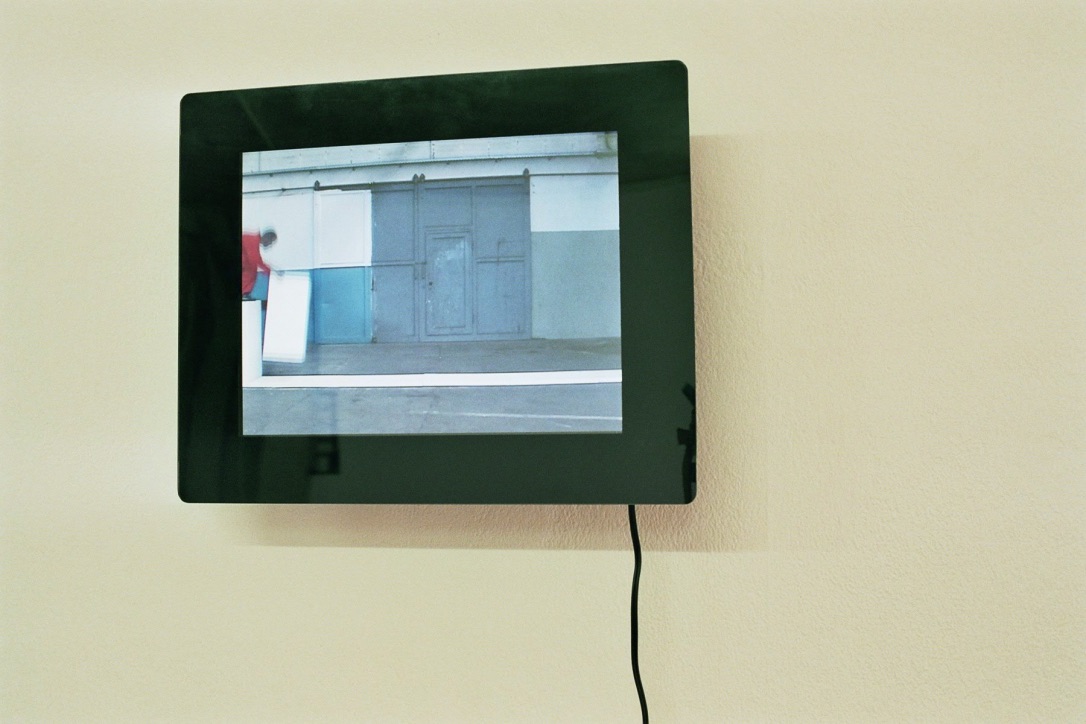 Marco Schuler "Mammon und Divan", video "walk the line" 2009, message salon, Perla-Mode, Zurich