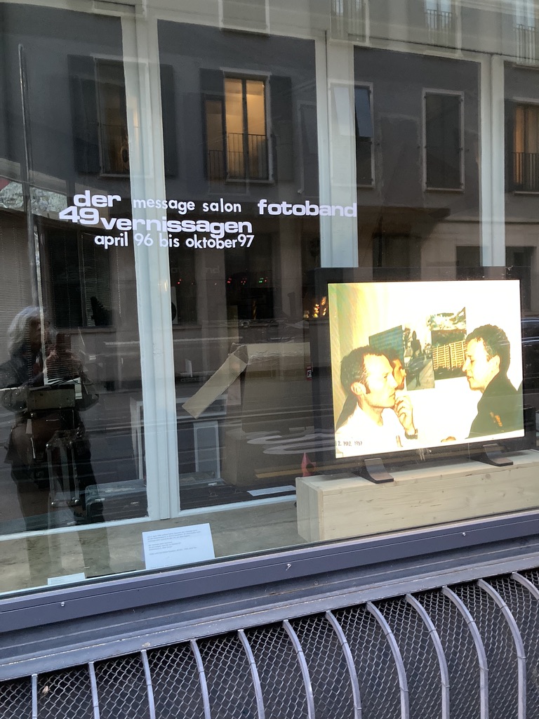 "der message salon fotoband. 49 Vernissagen April 96 bis Oktober 97", 1998, Video im Schaufenster Zweierstrasse, 2022