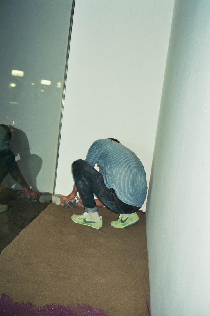"Irene Lady Shiva", Steffen Kuhn setting up the aisle in the shop window, Brauerstrasse, Perla-Mode, Zurich