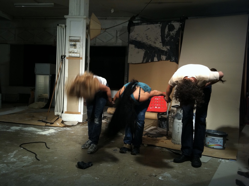 Malika Khatir, Fiamma Camesi, Stéphane Blok, Sündenbock – Bouc émissaire. "Bei allem Respekt", Perla-Mode, Zurich 
