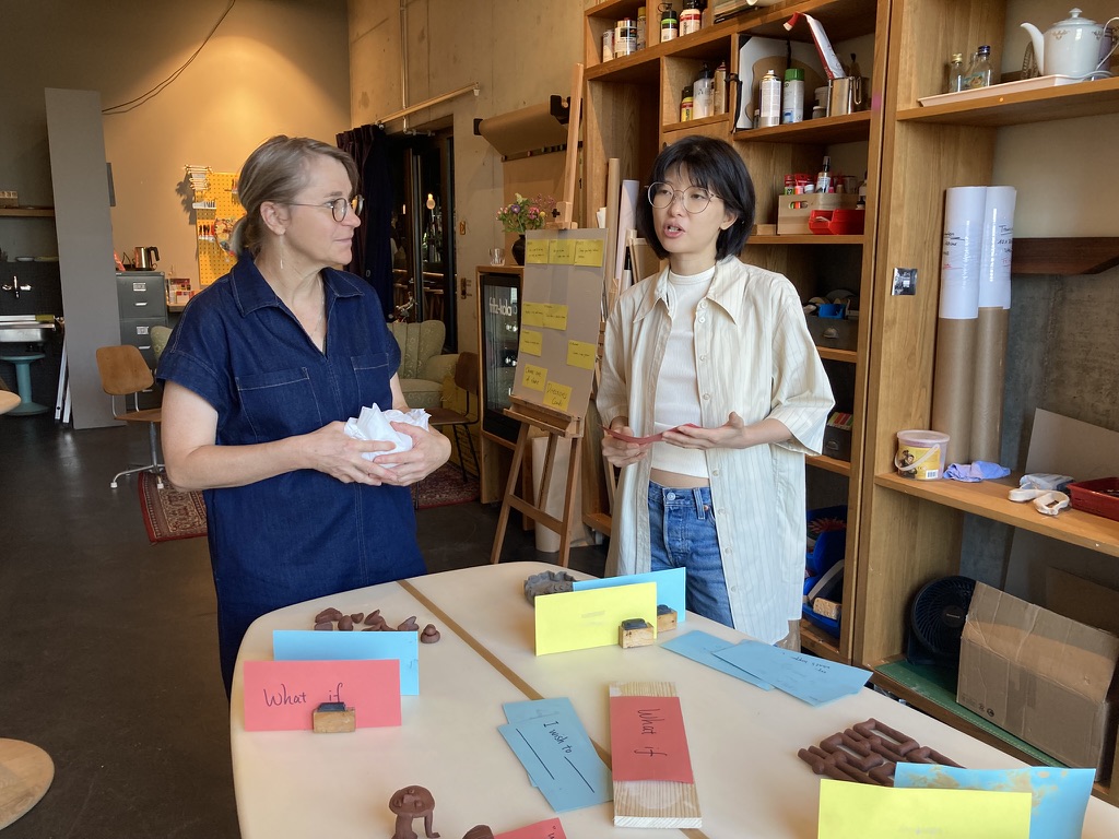 Xinyi Fox Hu, Ergebnis des Keramik-Workshops „Inventing Ritual Objects”, Artist in Hotel Residence 2026, 25hours Hotel Langstrasse, Zürich 