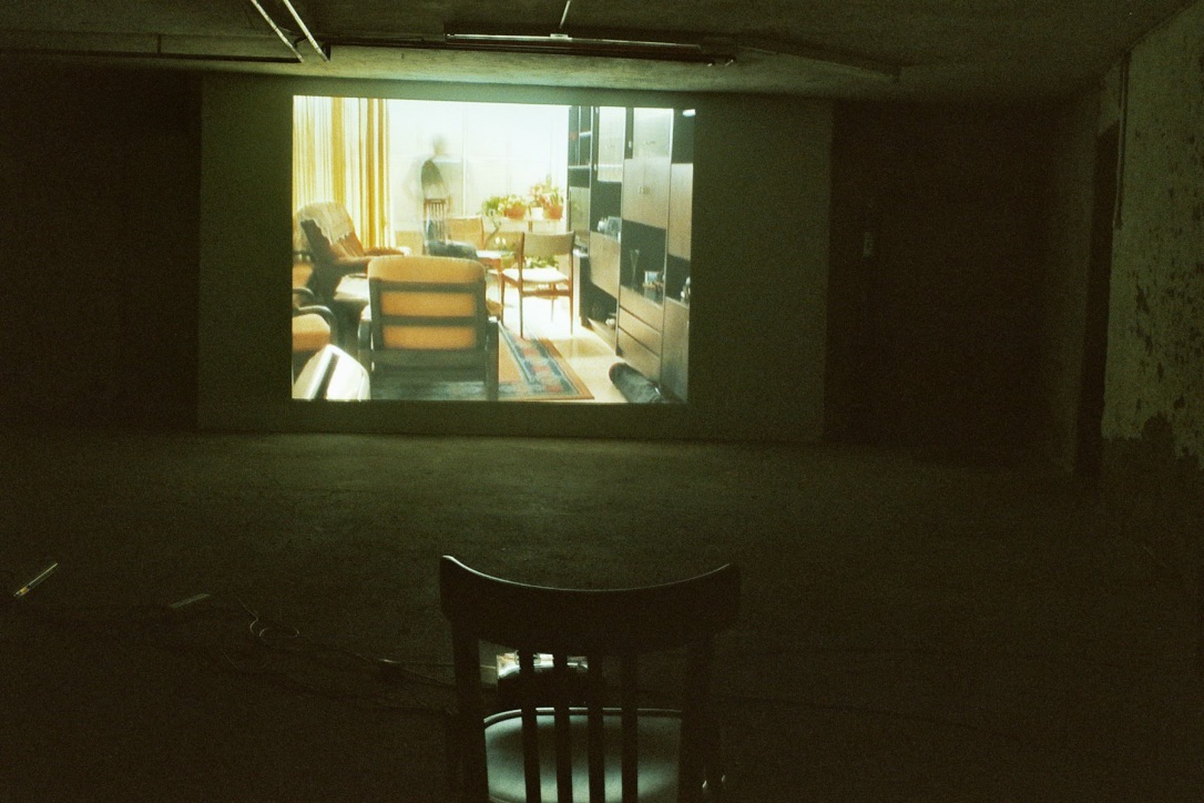 Videoinstallation "And We Worked", Roy Menachem Markovich, cellar Perla-Mode  