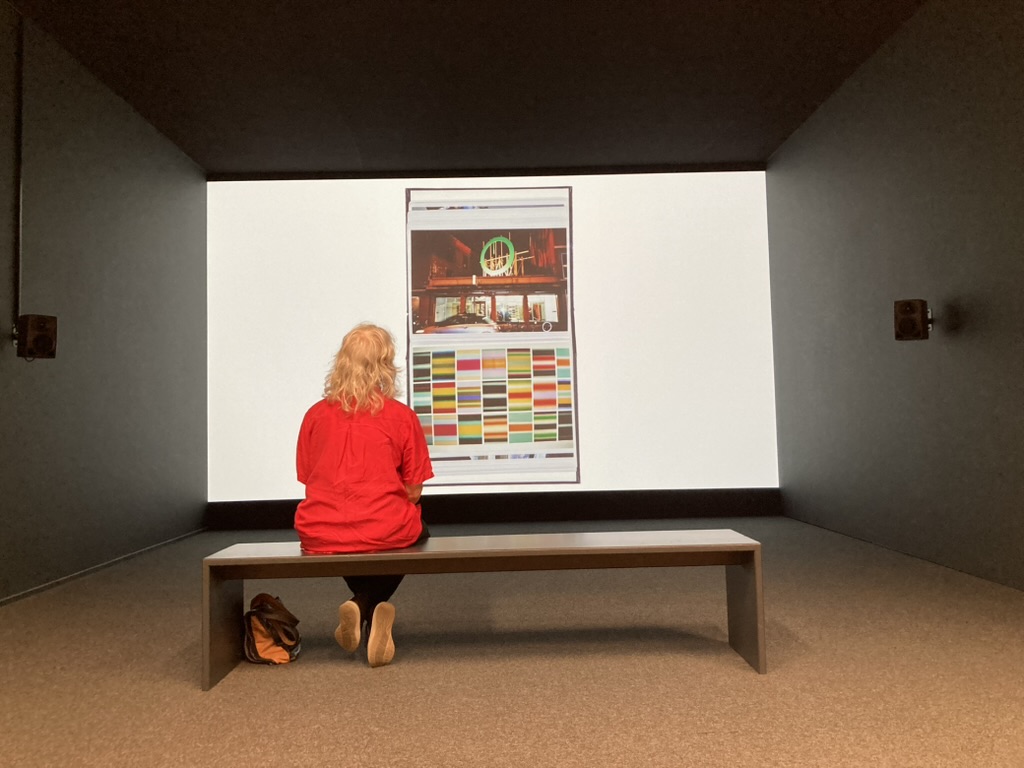 Esther Eppstein "Perla-Mode-Album, message salon 2006–2013, 300 Minuten, kein Ton, 2016" Videoprojektion, Kunsthaus Zürich, Zürich
