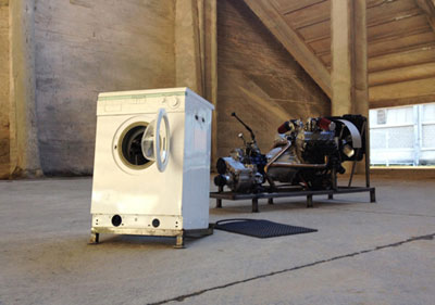 Nora Steiner: Candy, 2013
Waschmaschine, V8 Verbrennungsmotor