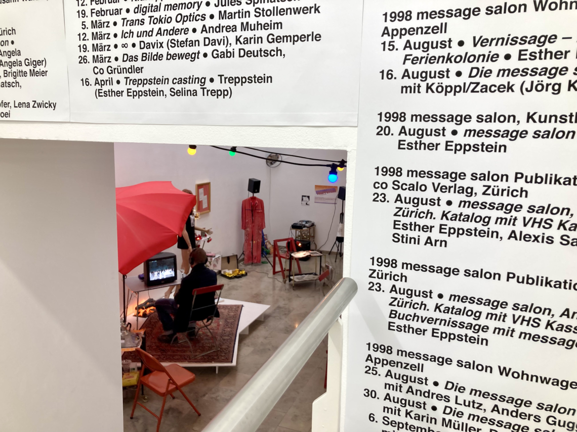 Esther Eppstein „message salon so long“, Detail Installationsansicht, Kupper Modern, Zürich