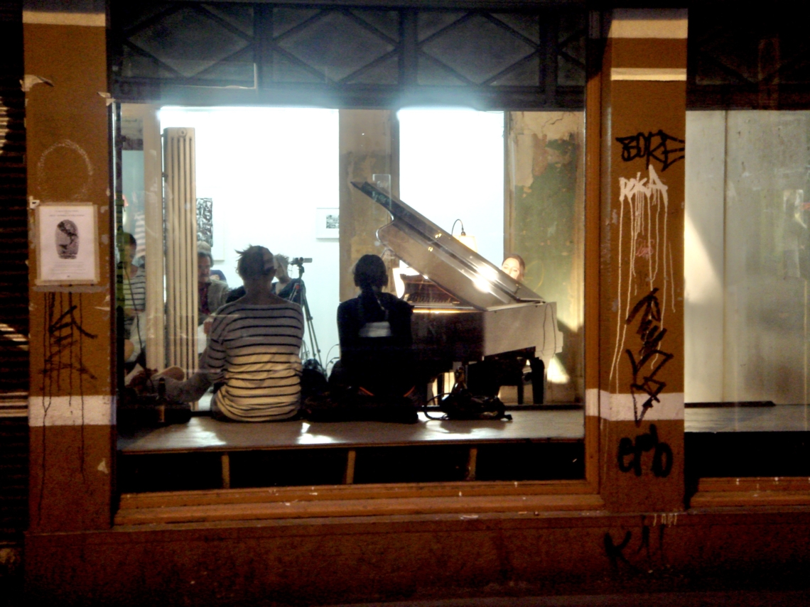 Judit Polgar at the concert grand piano,  view from Langstrasse, Perla-Mode, Zurich