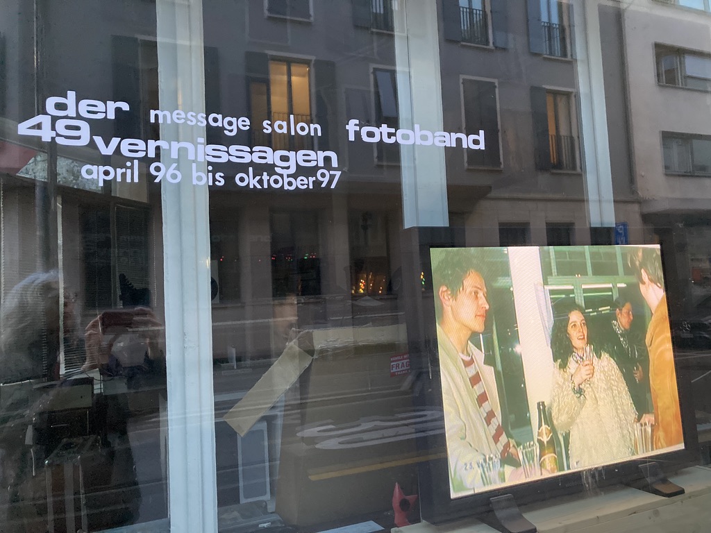 "der message salon fotoband. 49 Vernissagen April 96 bis Oktober 97", 1998, Video im Schaufenster Zweierstrasse, 2022