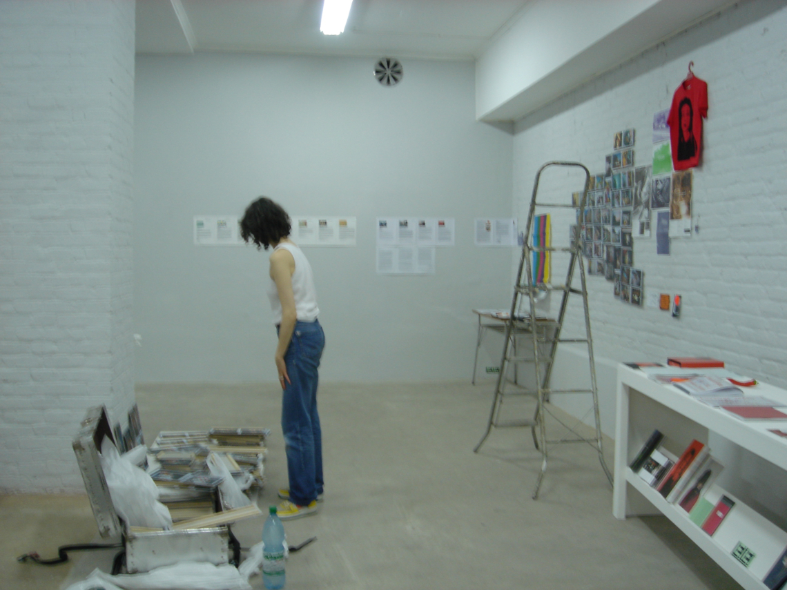 EiEi, Aufbau der Ausstellung, Esther Eppstein, message salon Installation, Document Center, Valparaiso, Chile