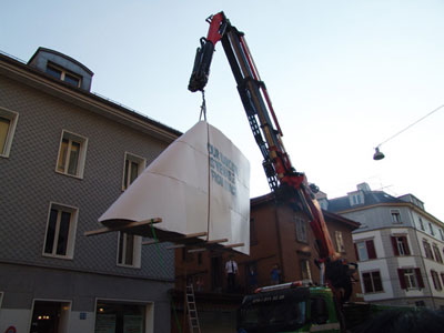 Bury the Jumbo "our narcism is viewable from space", installation on the Perla-Mode terrace, Brauerstrasse, Zurich, photo Bury the Jumbo