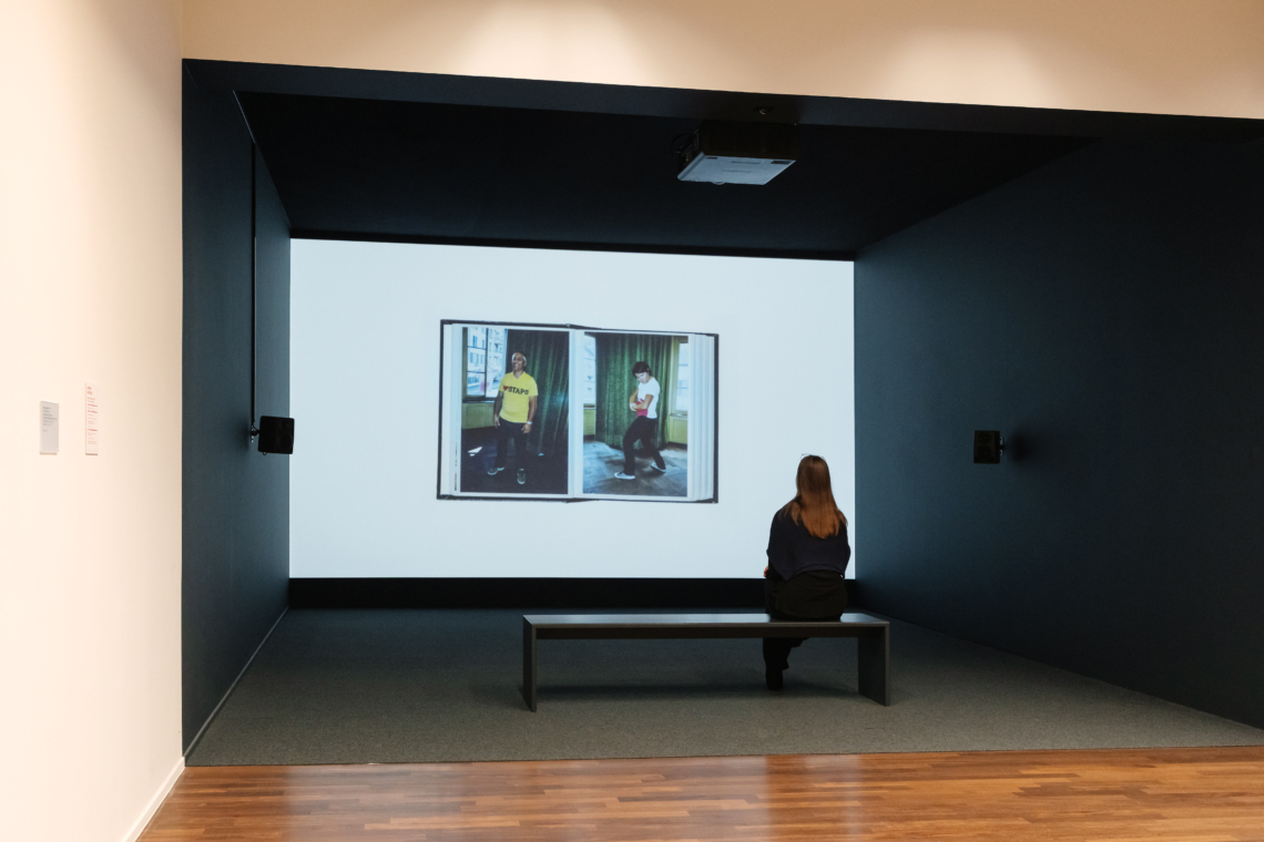 Esther Eppstein "Perla-Mode-Album, message salon 2006–2013, 300 Minuten, kein Ton, 2016", Videoprojektion, Kunsthaus Zürich. Foto© Franca Candrian, Kunsthaus Zürich