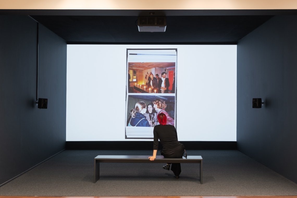 Esther Eppstein "Perla-Mode-Album, message salon 2006–2013, 300 Minuten, kein Ton, 2016", Videoprojektion, Kunsthaus Zürich. Foto© Franca Candrian, Kunsthaus Zürich