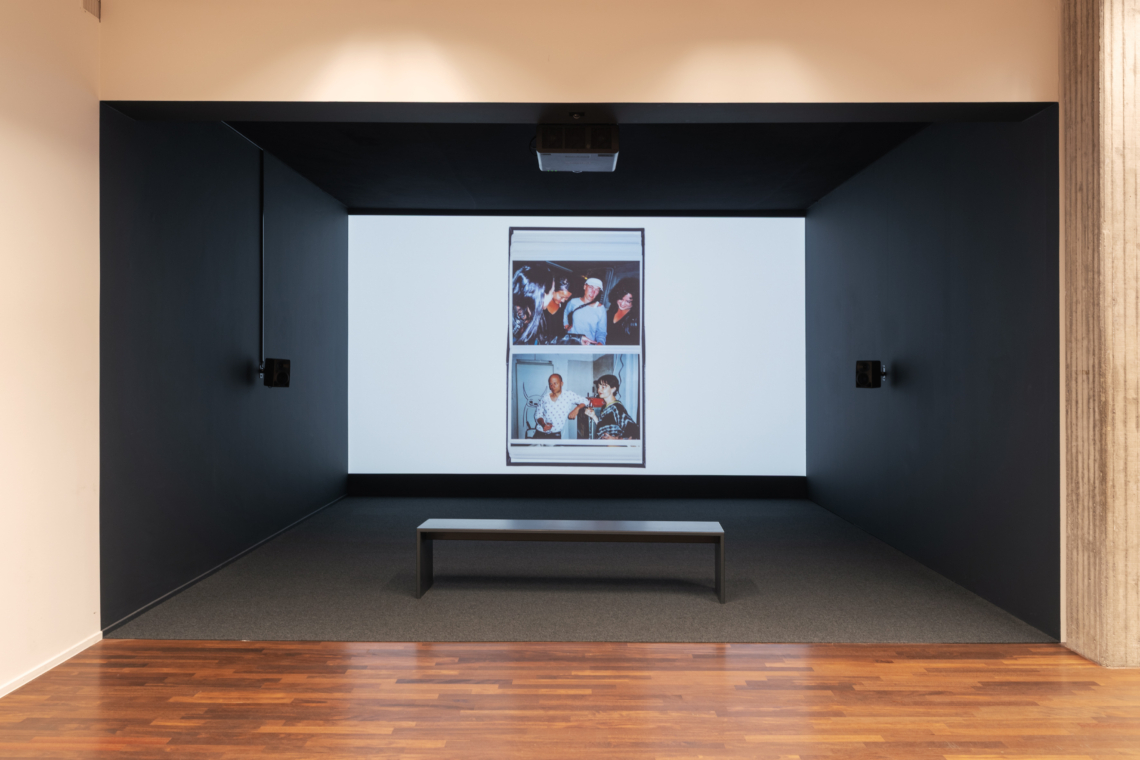Esther Eppstein "Perla-Mode-Album, message salon 2006–2013, 300 Minuten, kein Ton, 2016", Videoprojektion, Kunsthaus Zürich. Foto© Franca Candrian, Kunsthaus Zürich