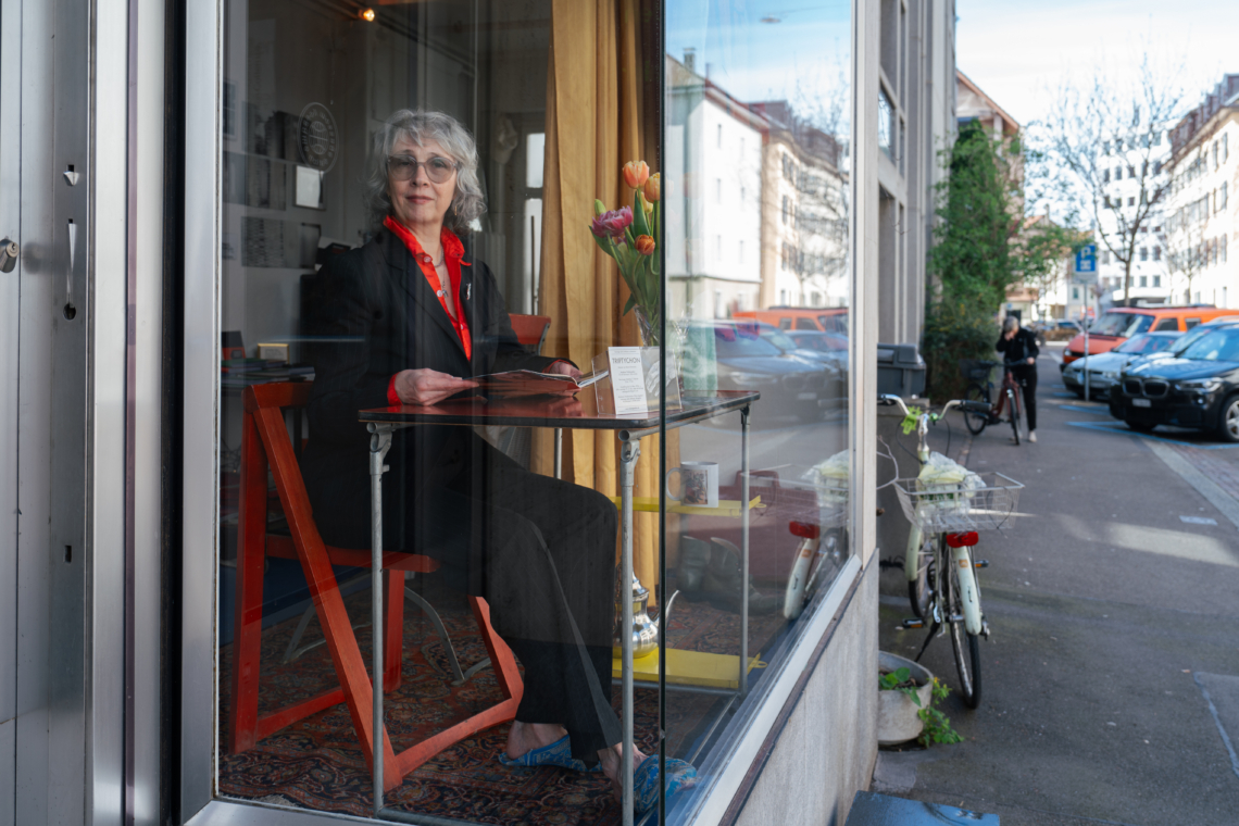 Esther Eppstein in der message salon embassy Réception, Zürich 2024. Photo©Saskja Rosset