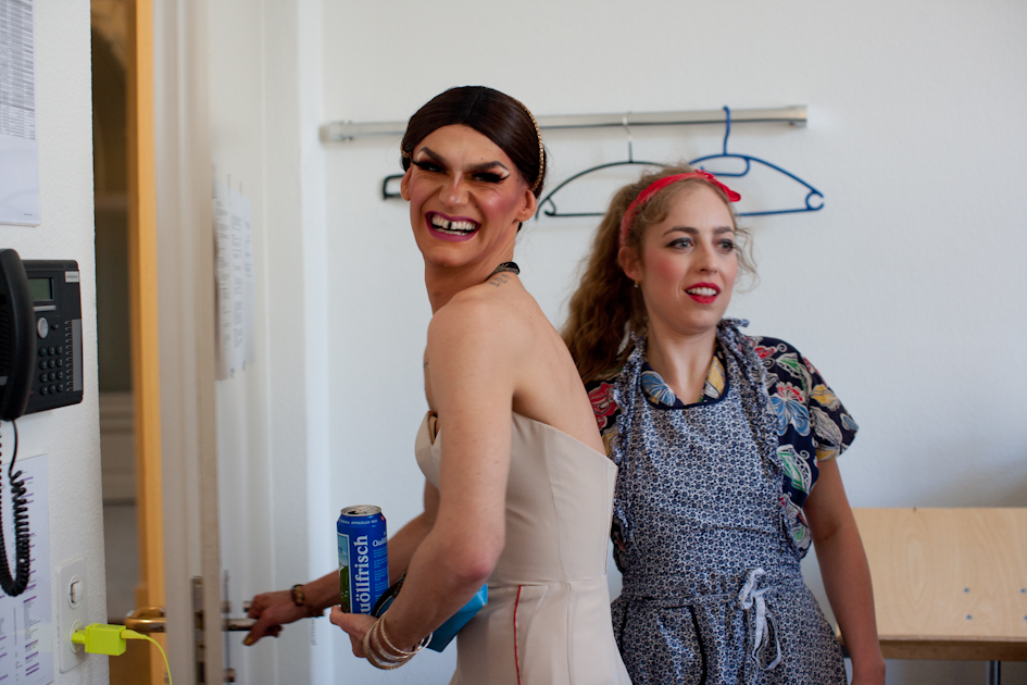 message salon ensemble zu Besuch in der Tonhalle, in der Garderobe Evalyn Eatdith und Annina Machaz  ©2016 Ruth Erdt  