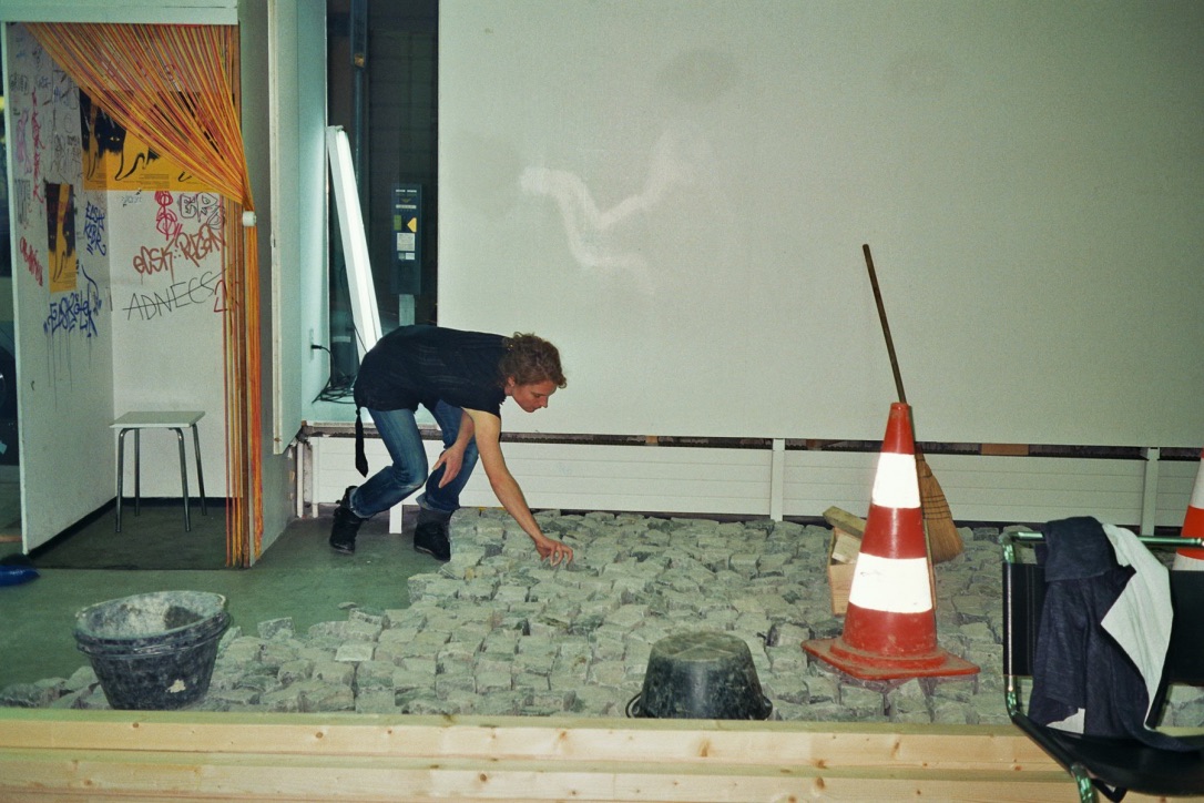 "Irene Lady Shiva", Mara Züst setting up the aisle in the shop window, Perla-Mode, Zurich