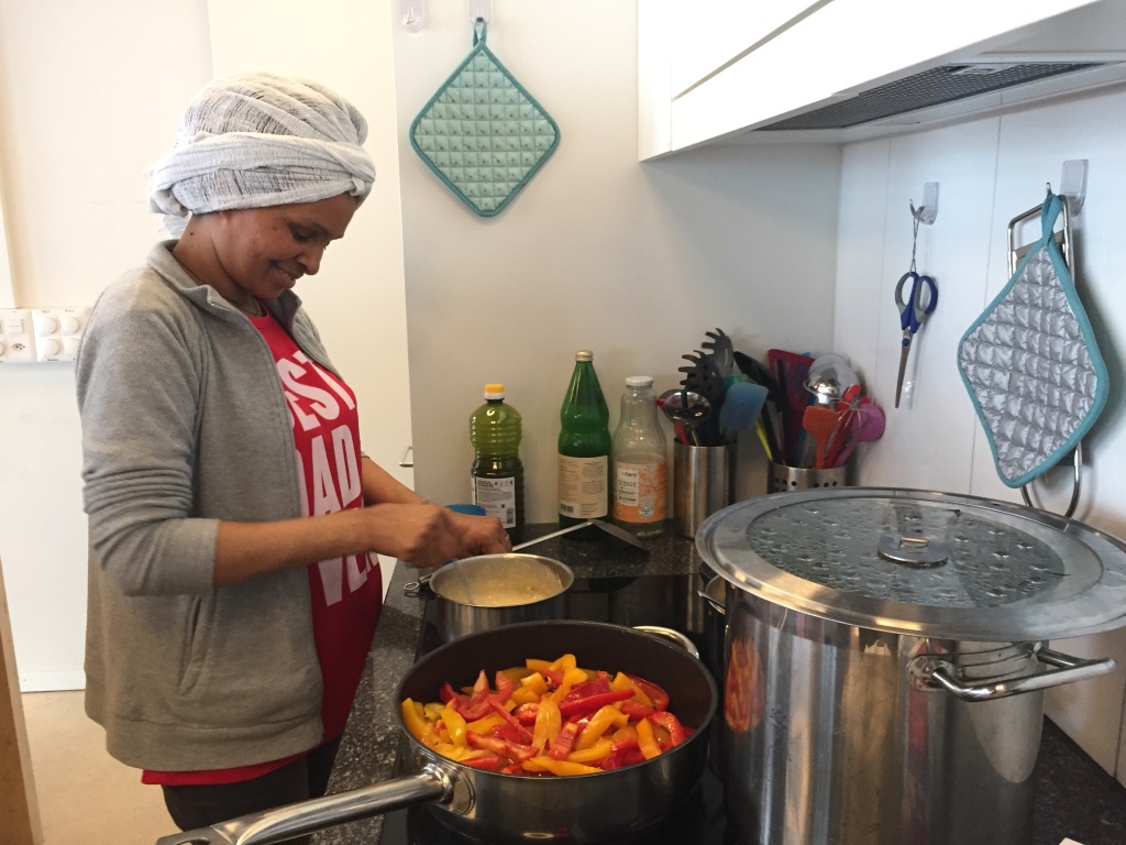 Freweini Habte cooks Eritrean food, at "Treffpunkt" of the co-operative more than housing