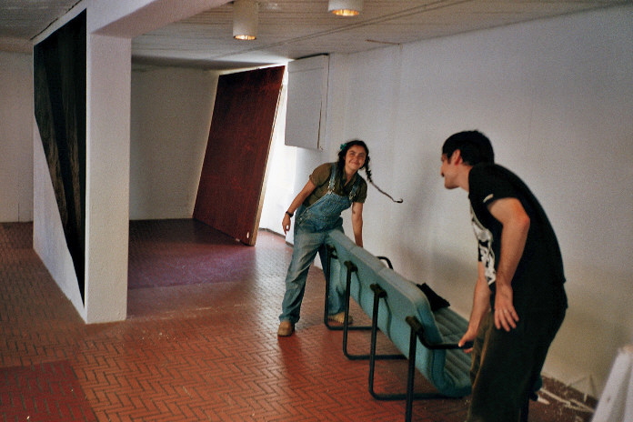 Diego Fernández, Felipe Mujica und Johanna Unzueta "Dispersed Pieces of Something", Aufbau der Ausstellung, message salon Rigiplatz, Zürich