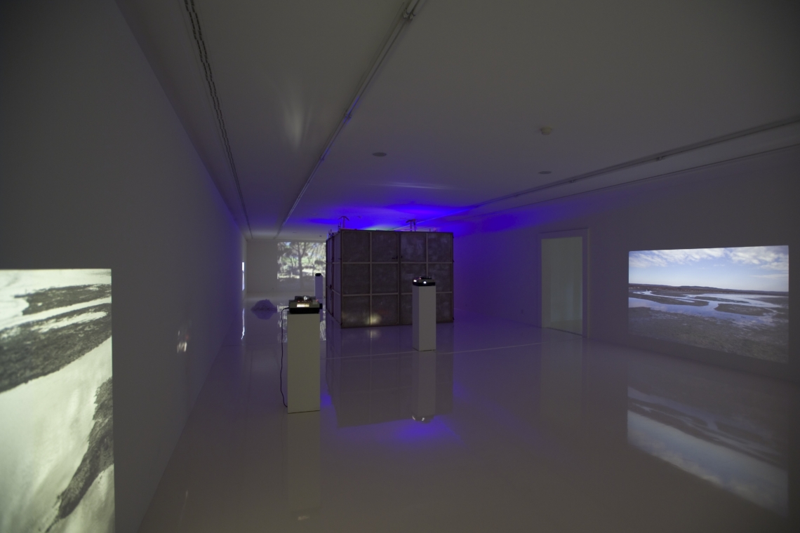 Davix, Saskja Rosset "Esther Eppstein lädt ein, Davix, Franziska Koch, Saskja Rosset und Alexis Saile", Helmhaus Zürich. Foto Mancia/Bodmer© FBM studio, 2005