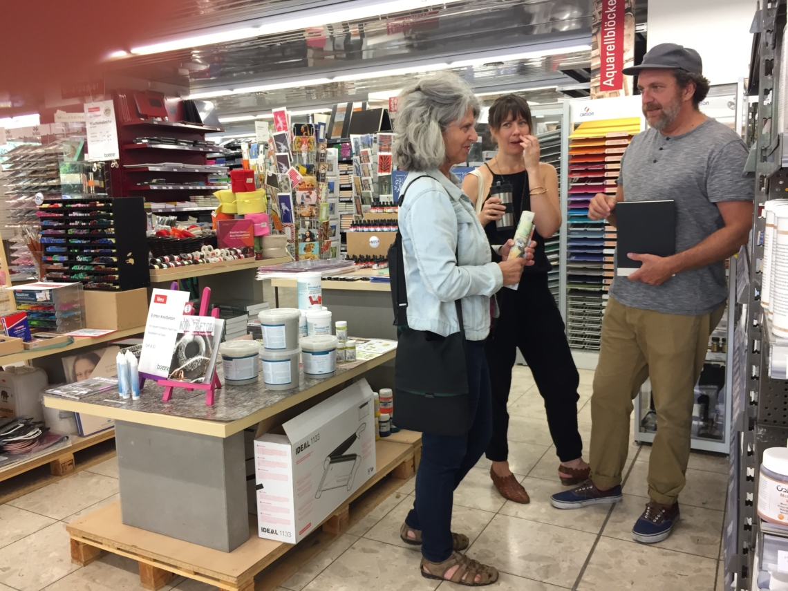 Rich Bott and Katherine Metz meet Swiss-american artist Cynthia Bollag at the art supply shop in Zürich-Schwamendingen