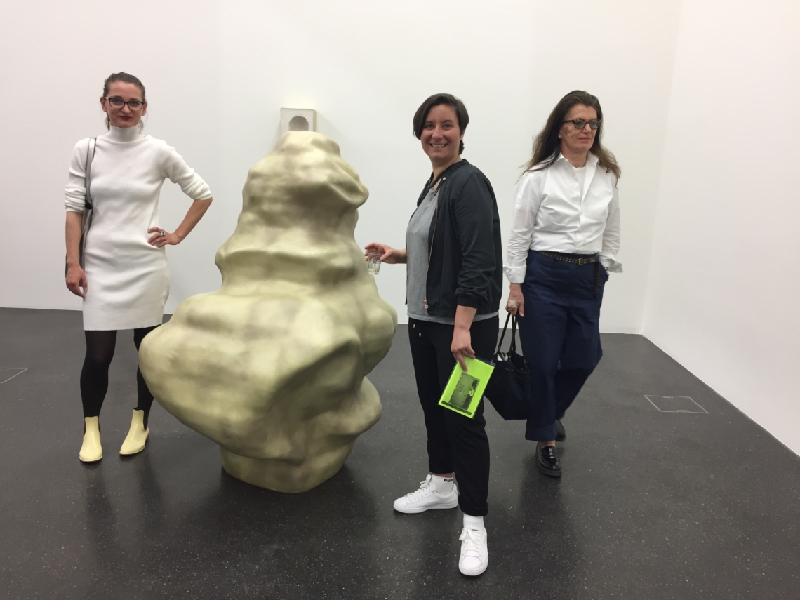 sourrounding the sculpture by Florian Germann at Galerie Gregor Staiger, in company of artist Johanna Bruckner and fashion designer Sissi Zöbeli
